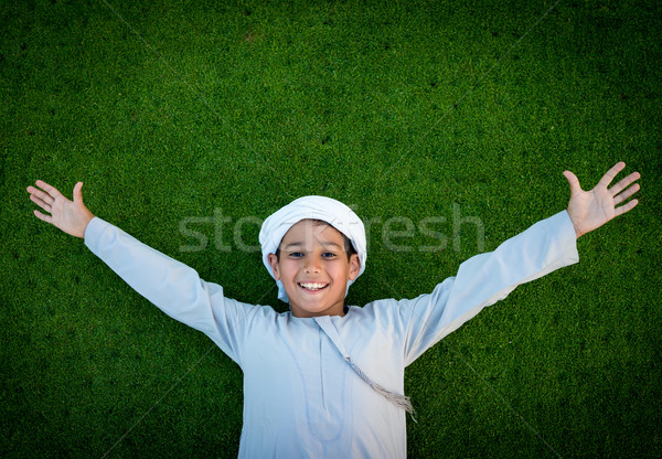 Gelukkig arabisch kid groen gras gezicht gras Stockfoto © zurijeta