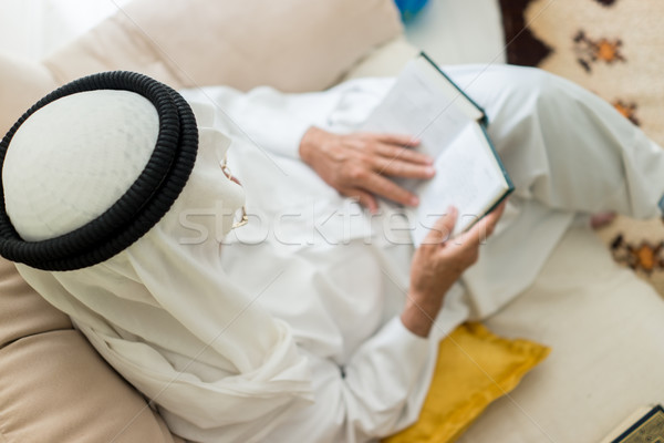 Starszy człowiek czytania książki starszych posiedzenia Zdjęcia stock © zurijeta