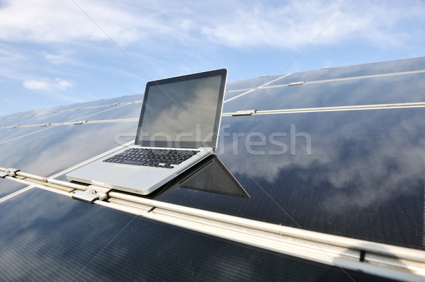 Stok fotoğraf: Dizüstü · bilgisayar · fotovoltaik · güneş · panelleri · mavi · gökyüzü · iş · gökyüzü