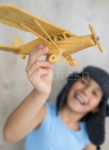 Gelukkig weinig kid spelen houten vliegtuig Stockfoto © zurijeta