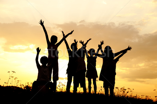 Foto d'archivio: Silhouette · gruppo · felice · bambini · giocare · prato