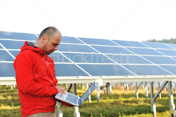 Masculin inginer folosind laptop panouri solare muncă om de afaceri Imagine de stoc © zurijeta