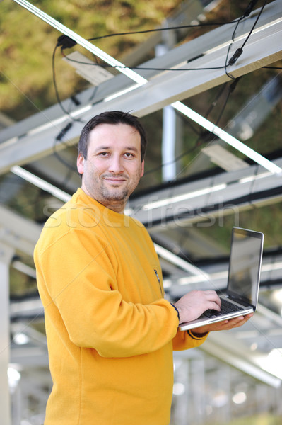 Foto stock: Ingeniero · usando · la · computadora · portátil · cables · trabajo · lugar