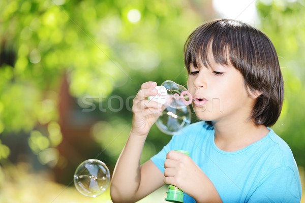 Porträt cute wenig Junge Seifenblasen Stock foto © zurijeta