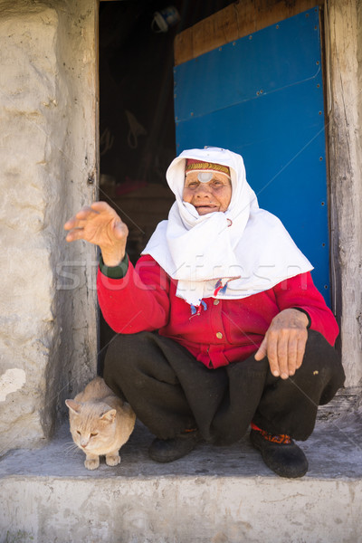 Vecchio tradizionale patrimonio indossare donna sorriso Foto d'archivio © zurijeta