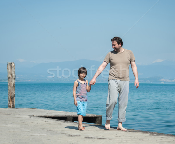 Vater-Sohn genießen Sommerurlaub Meer Dock Strand Stock foto © zurijeta