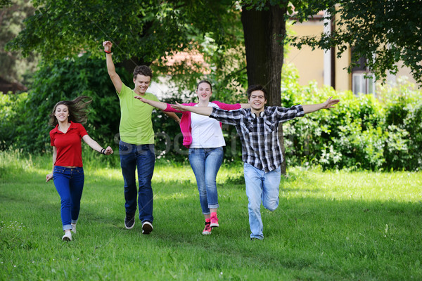 Groep vrienden park leuk portret lopen Stockfoto © zurijeta