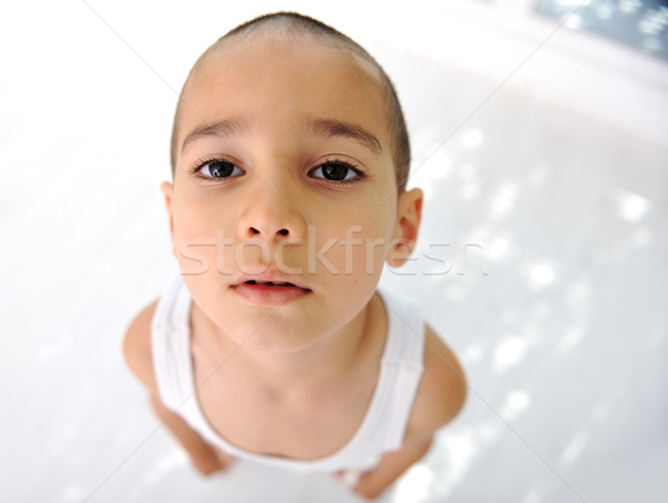 Weinig jongen cute kort haar kaal Stockfoto © zurijeta