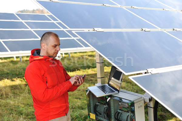 Mérnök dolgozik laptop napelemek beszél mobiltelefon Stock fotó © zurijeta