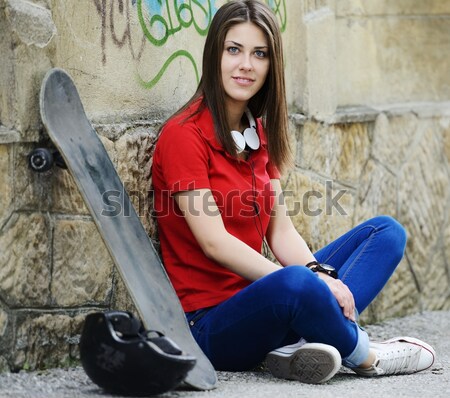 Mädchen Sitzung Straße Skateboard städtischen stylish Stock foto © zurijeta