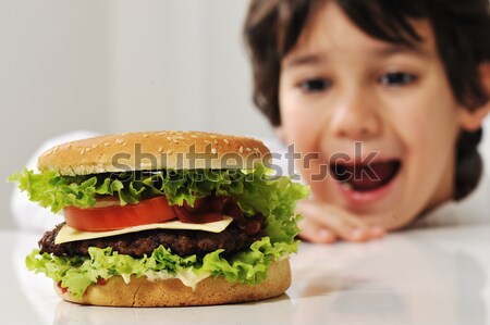 Stok fotoğraf: çocuk · hamburger · gıda · mutlu · çocuk · tablo