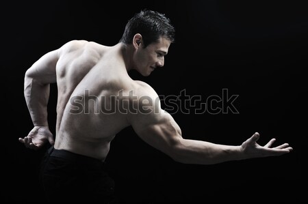 Perfect mannelijke lichaam bodybuilder poseren Stockfoto © zurijeta