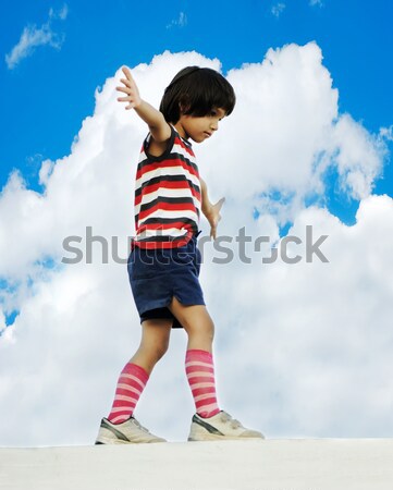 Stok fotoğraf: çocuk · dengelemek · yürüyüş · duvar · gökyüzü · eller