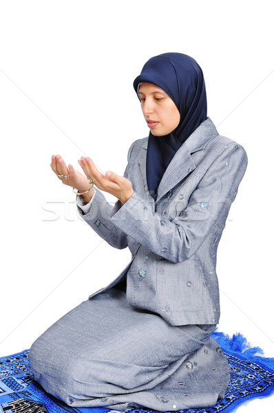 Młodych Muzułmanin kobieta modląc tradycyjny sposób Zdjęcia stock © zurijeta