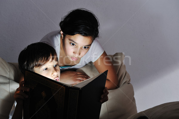 Bruder Schwester Lesung Licht Buch Nacht Stock foto © zurijeta