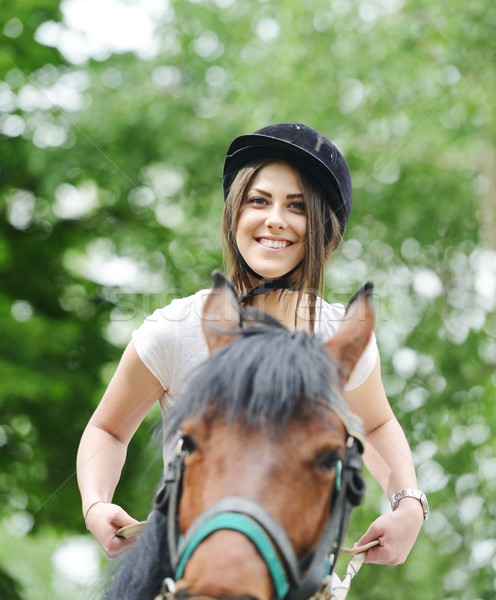 Imagen feliz femenino sesión caballo pueblo Foto stock © zurijeta