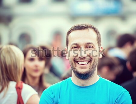 Uśmiechnięty człowiek ulicy stałego zatłoczony ściany Zdjęcia stock © zurijeta