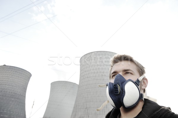 Inginer cască în picioare nuclear centrala electrica cer Imagine de stoc © zurijeta