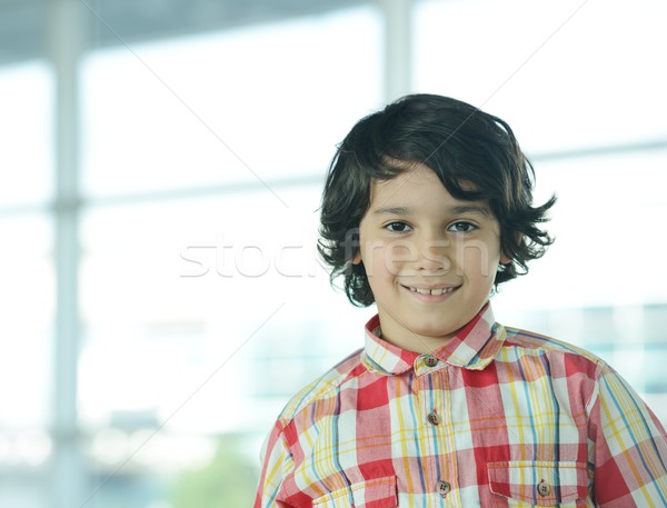 [[stock_photo]]: Cute · peu · Kid · portrait · bureau · sourire