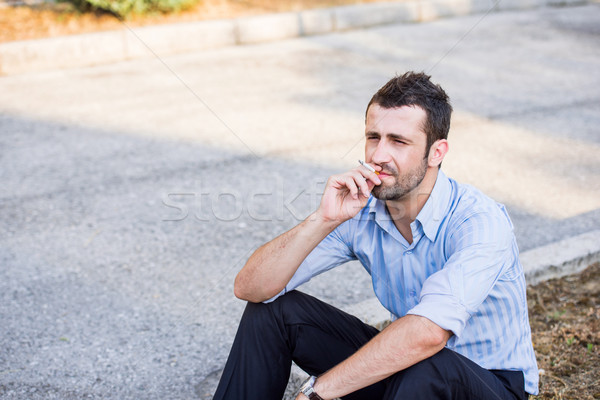 Foto stock: Fumar · acera · moderna · mirando · hombre · cigarrillo