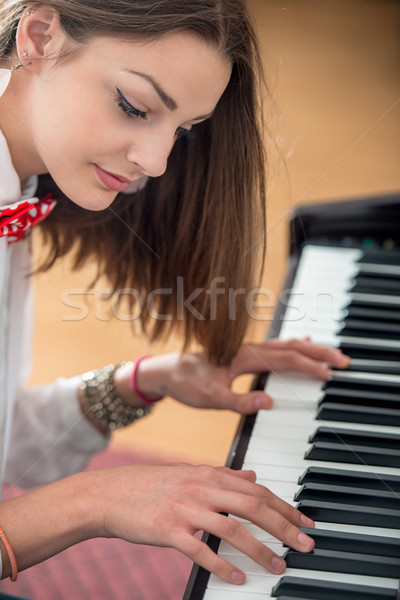 Сток-фото: девушки · играет · фортепиано · красивой · рук