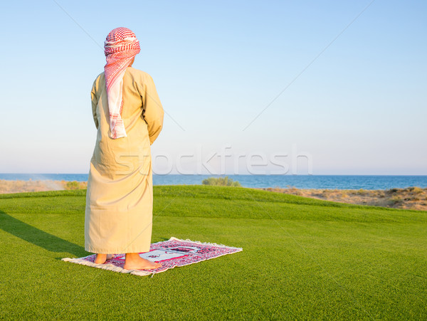 Muszlim arab fiú imádkozik zöld legelő Stock fotó © zurijeta