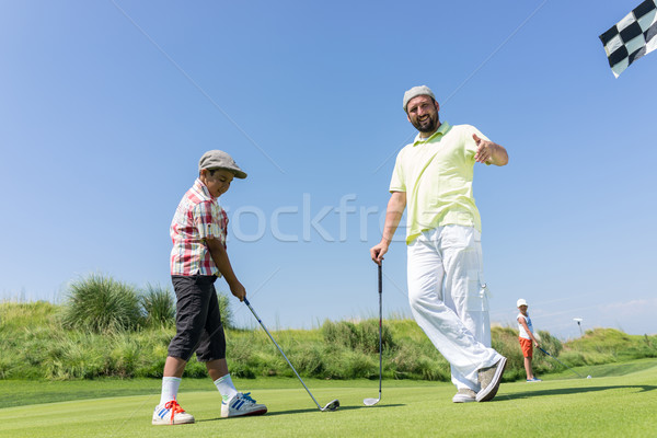 Padre ensenanza hijo jugando golf club Foto stock © zurijeta