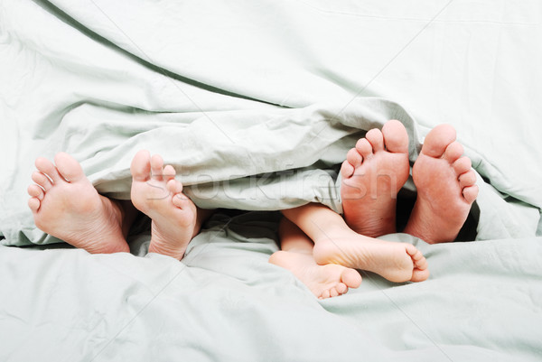 счастливым кровать лист женщину семьи дома Сток-фото © zurijeta