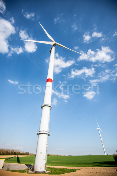 Foto stock: Turbina · eólica · abaixo · tiro · nuvens · verde