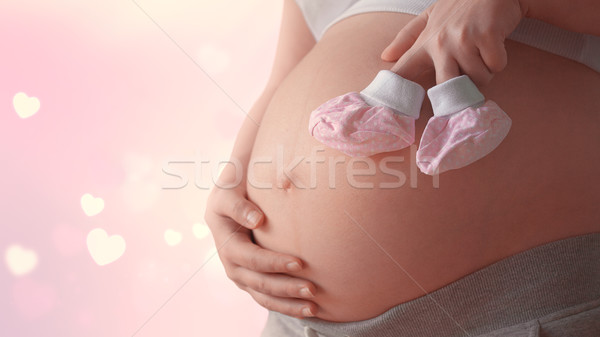 Terhes nő vár lány tart kicsi rózsaszín Stock fotó © zven0