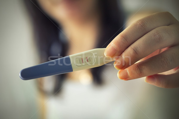 Pozytywny test ciążowy dziewczyna na zewnątrz skupić Zdjęcia stock © zven0